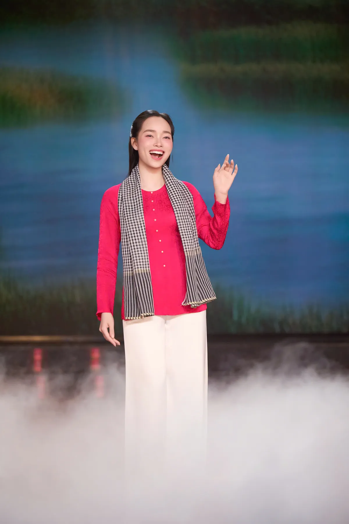 H&agrave;nh tr&igrave;nh kết nối văn h&oacute;a Bắc, Trung, Nam trong MV "Ngẩn ngơ ba miền" của V&otilde; Phương Thủy - Ảnh 2.