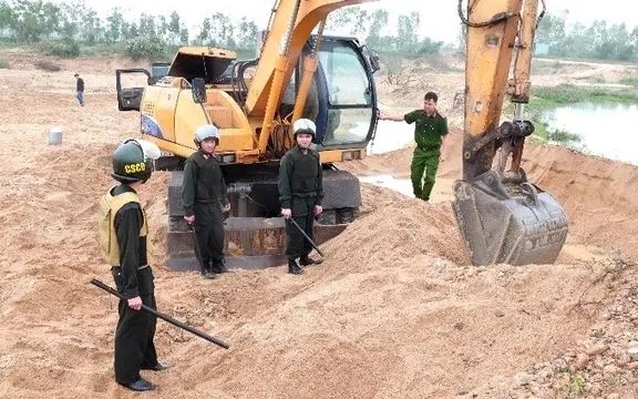 Công an tỉnh Gia Lai khám nghiệm hiện trường để điều tra vụ khai thác cát trái phép tại Tây Sơn.