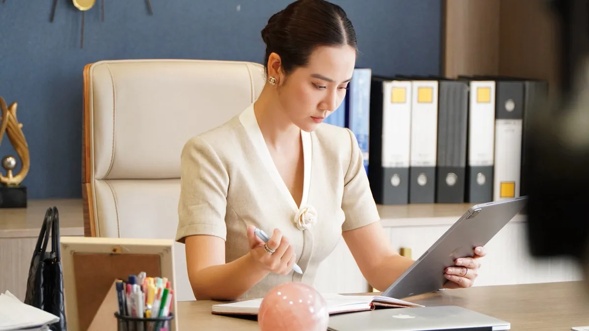 Phong c&aacute;ch thời trang thăng hạng của Huyền Lizzie trong C&aacute;ch em 1 milimet - Ảnh 2.