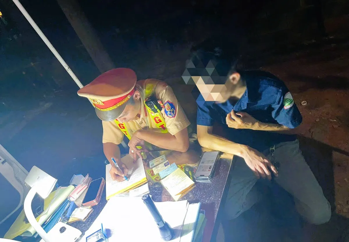 Đồng Nai: Xử phạt 2 tài xế xe cứu thương sử dụng tín hiệu ưu tiên sai quy định - Ảnh 2.