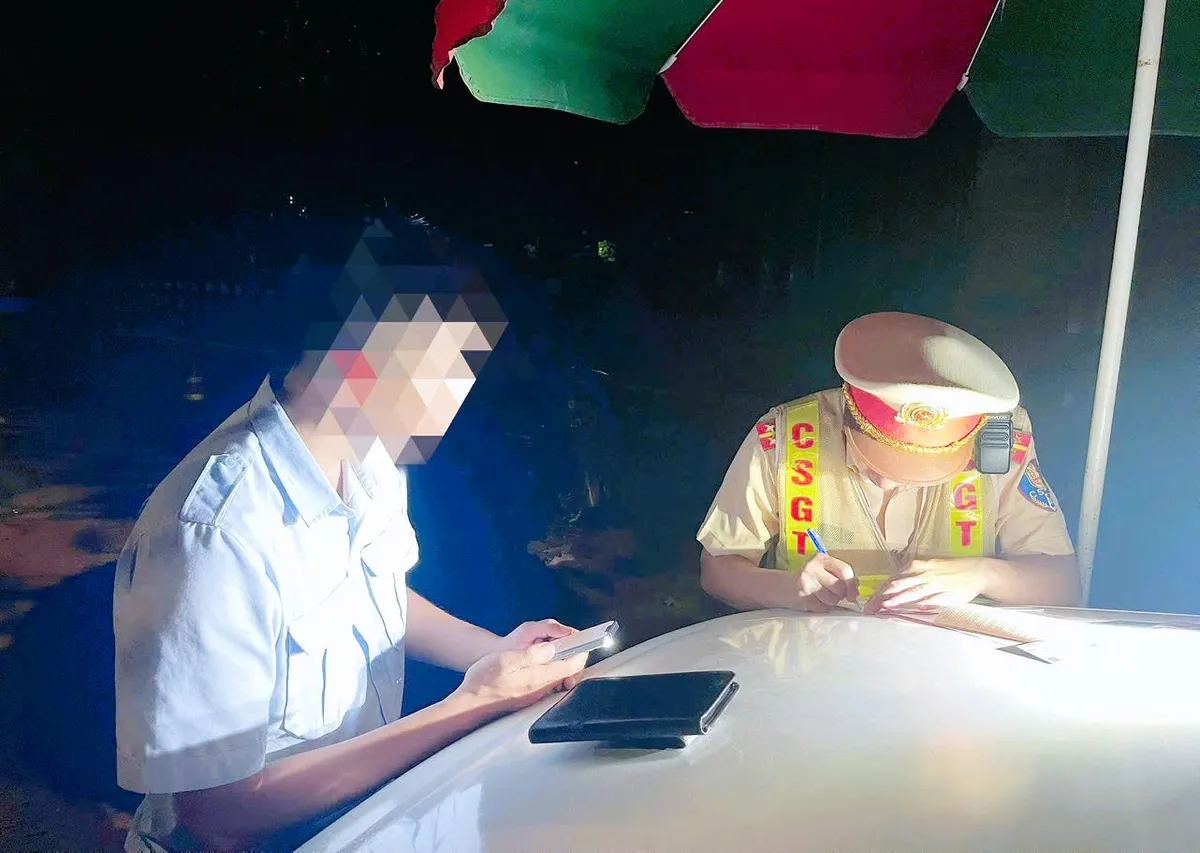 Đồng Nai: Xử phạt 2 tài xế xe cứu thương sử dụng tín hiệu ưu tiên sai quy định - Ảnh 3.