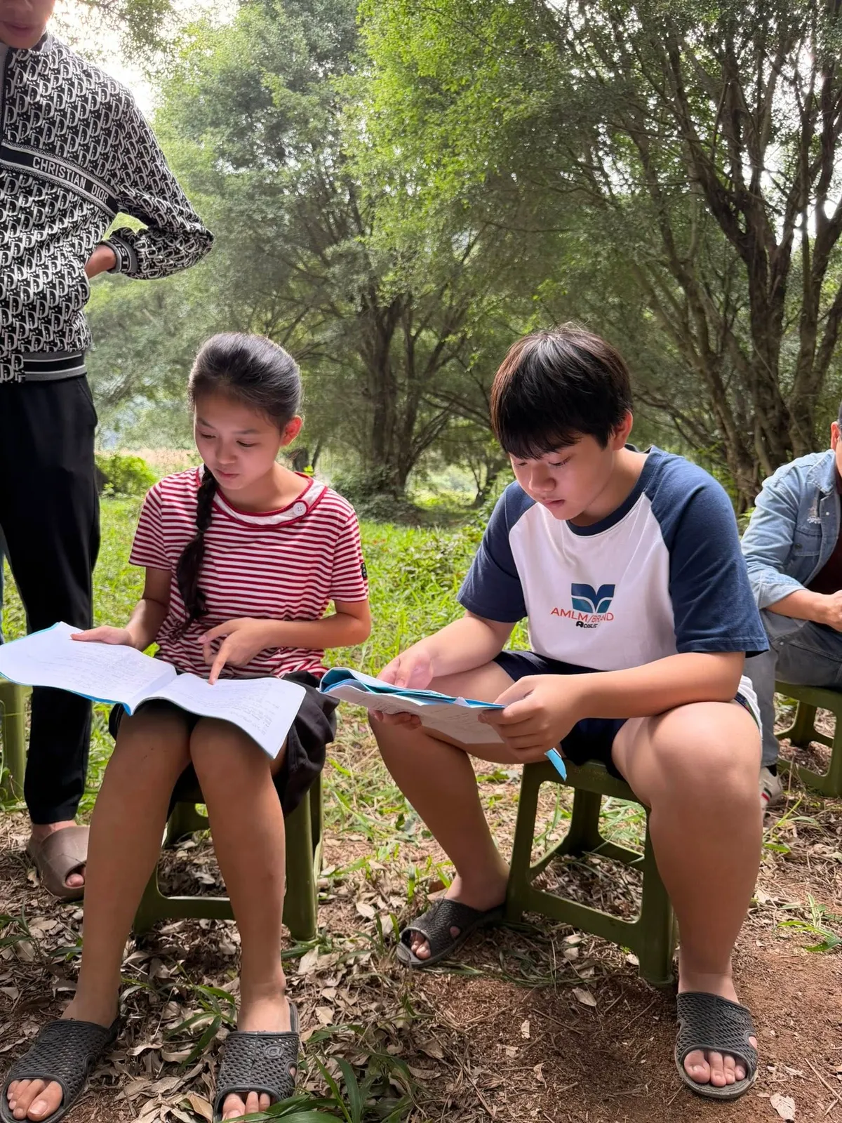 C&aacute;ch em 1 milimet: Nh&oacute;m bạn nghẹt thở chơi tr&ograve; 'v&ograve;ng quay định mệnh' ở l&agrave;ng M&acirc;y - Ảnh 24.