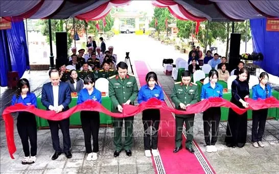 Các đại biểu cắt băng khánh thành. Ảnh: TTXVN phát