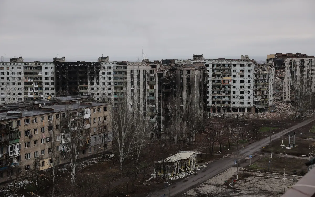 Tàn tích của các tòa nhà tại thị trấn Kostyantynivka, thuộc vùng Donetsk, Ukraine, ngày 20/12/2025 (Ảnh: AP)