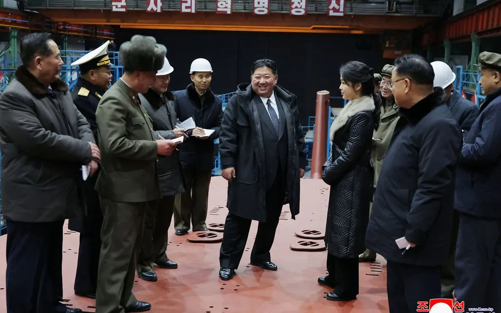 Nhà lãnh đạo Triều Tiên Kim Jong Un cùng con gái thị sát tàu ngầm chạy bằng năng lượng hạt nhân đang được đóng tại địa điểm không được tiết lộ, ảnh do KCNA công bố ngày 25/12/2025 (Ảnh: AP)