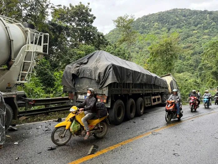 Xe đầu k&eacute;o g&acirc;y tai nạn li&ecirc;n ho&agrave;n tr&ecirc;n đ&egrave;o Bảo Lộc, 2 người phụ nữ tho&aacute;t chết trong gang tấc - Ảnh 1.
