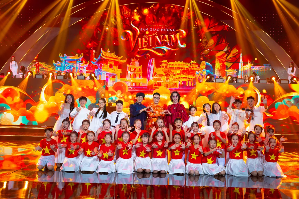 D&agrave;n nghệ sĩ quẩy banh n&oacute;c chương tr&igrave;nh ch&agrave;o năm mới Bản giao hưởng Việt Nam - Ảnh 1.