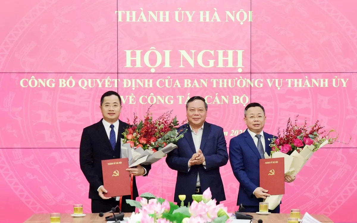 Phó Bí thư Thường trực Thành ủy Hà Nội Nguyễn Văn Phong trao quyết định cho đồng chí Trần Thanh Hà và Thiếu tướng Nguyễn Thành Long. Ảnh: HNM