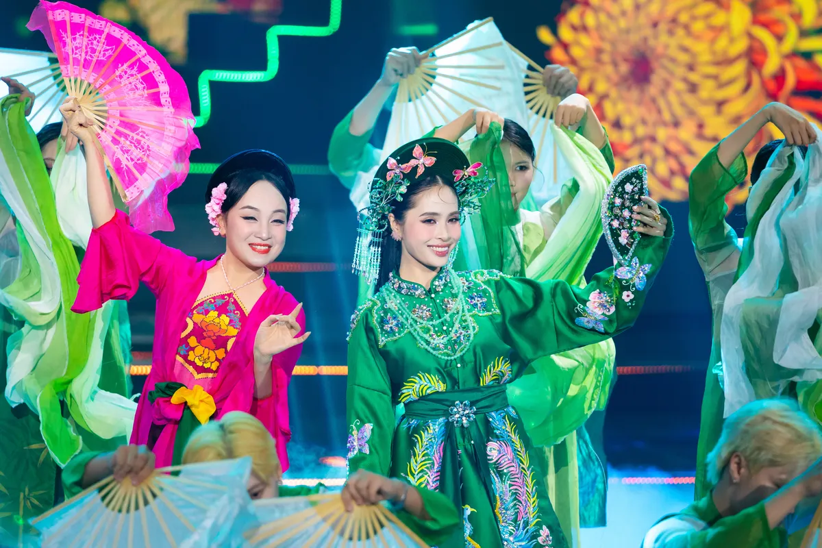 D&agrave;n nghệ sĩ quẩy banh n&oacute;c chương tr&igrave;nh ch&agrave;o năm mới Bản giao hưởng Việt Nam - Ảnh 2.