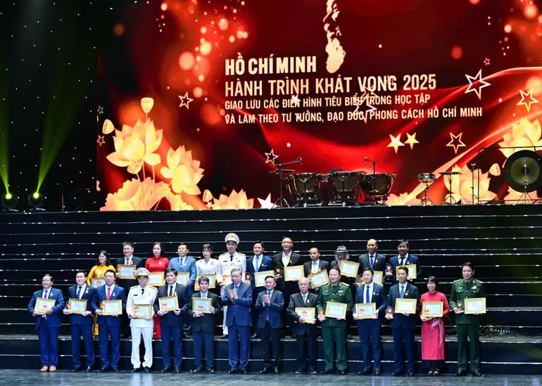 Hồ Ch&iacute; Minh - H&agrave;nh tr&igrave;nh kh&aacute;t vọng 2025: "Căng buồm" kh&aacute;t vọng Việt Nam thịnh vượng - Ảnh 2.