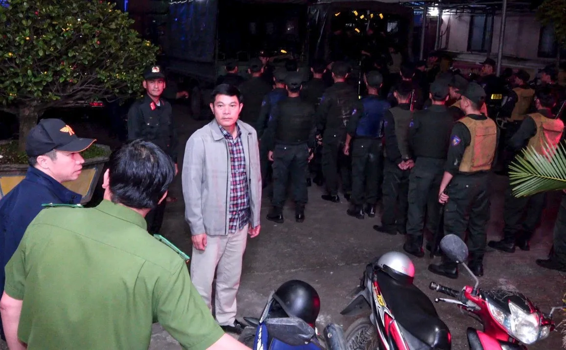 Gia Lai: Hơn 100 cảnh s&aacute;t đột k&iacute;ch rạng s&aacute;ng, triệt ph&aacute; 2 b&atilde;i c&aacute;t lậu, tạm giữ 39 người - Ảnh 2.