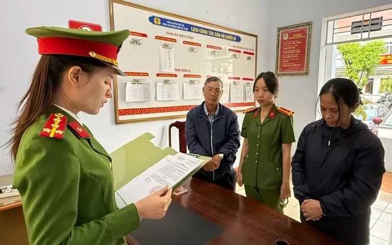 Công an tống đạt các quyết định tố tụng đối với bà Đoàn Uyên Thao. 