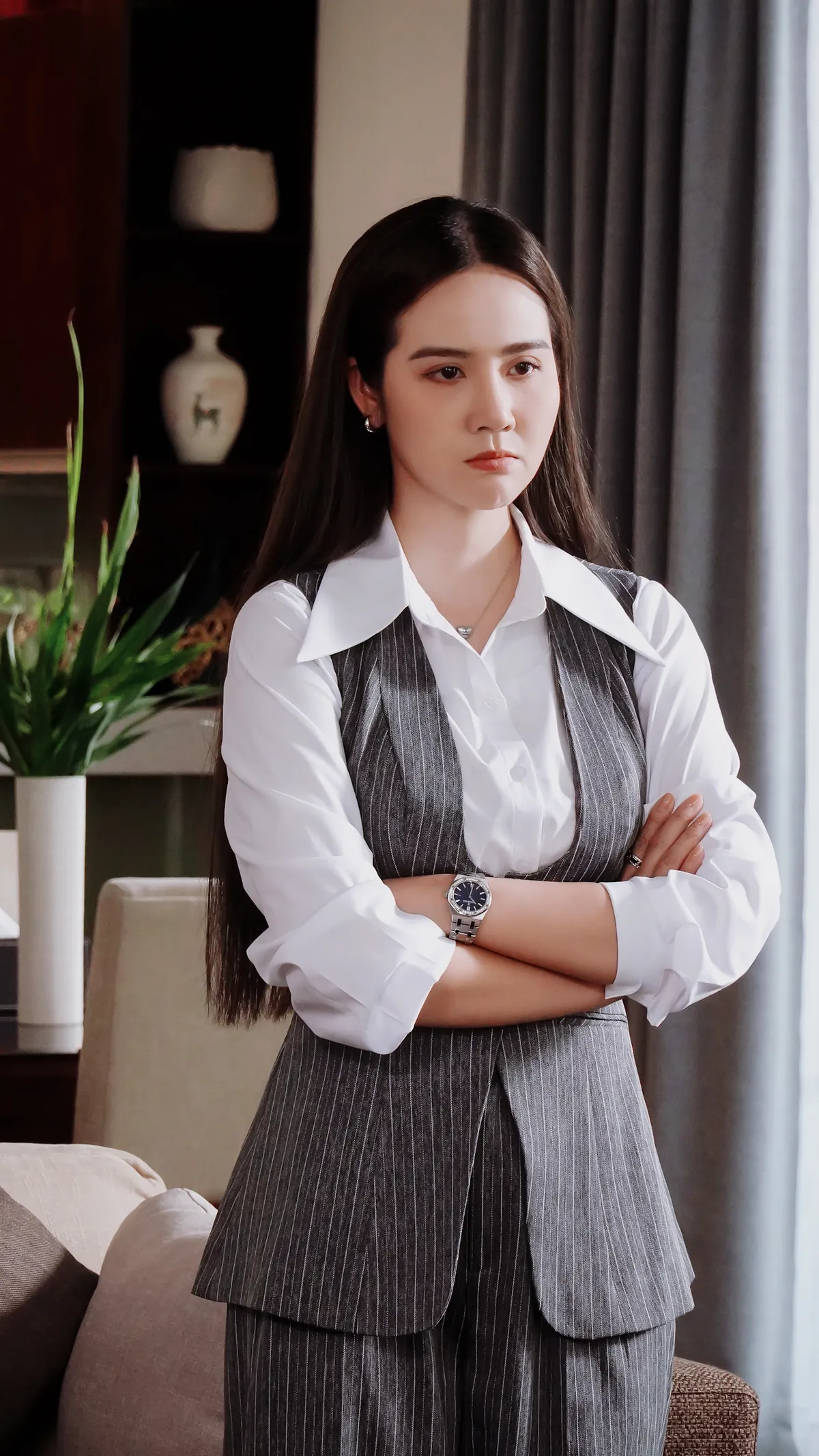 Phong c&aacute;ch thời trang thăng hạng của Huyền Lizzie trong C&aacute;ch em 1 milimet - Ảnh 1.