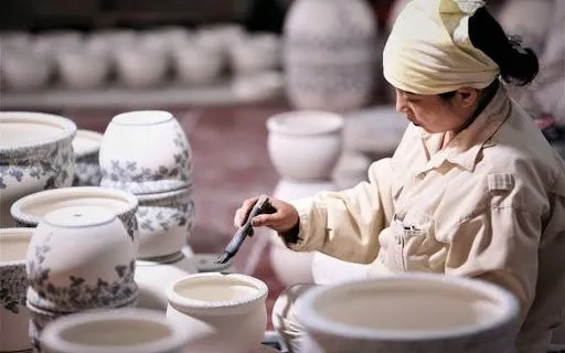 Làng nghề là bảo tàng sống lưu giữ kỹ thuật thủ công. Khám phá 3 làng nghề đang thành công khi chuyển đổi sang mô hình du lịch trải nghiệm.