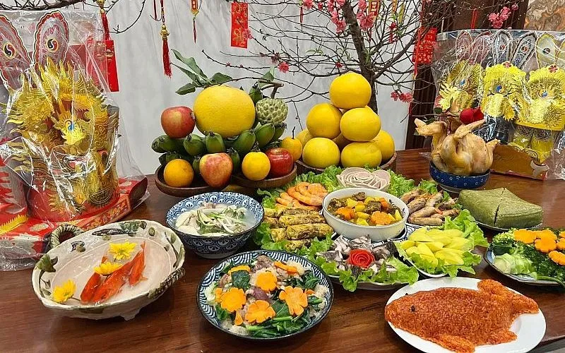 Khám phá các nghi lễ và tập tục đặc trưng diễn ra vào cuối tháng 12 (âm lịch) tại các vùng miền, từ lễ cúng Táo Quân đến lễ hội xuống đồng.