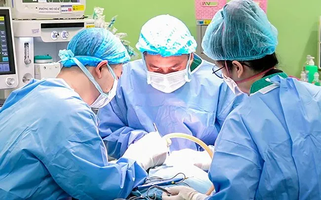 Ekip phẫu thuật bóc tách khối u cho bé P.A. Ảnh: BV Nhi Trung ương