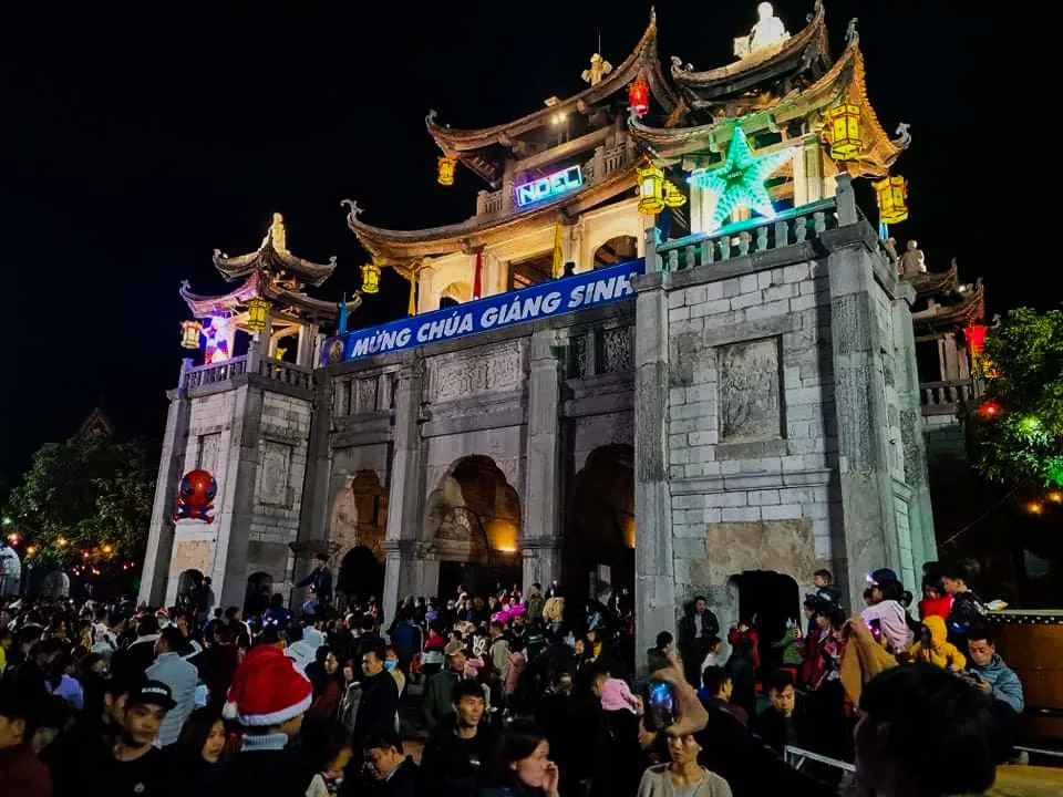 Tiếng chu&ocirc;ng gi&aacute;ng sinh tr&ecirc;n m&aacute;i cong nh&agrave; thờ đ&aacute;- Ảnh 2.