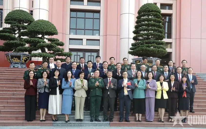 Thượng tướng Hoàng Xuân Chiến và Thứ trưởng Nguyễn Minh Vũ cùng các đại biểu chụp ảnh chung. Ảnh: qdnd.vn