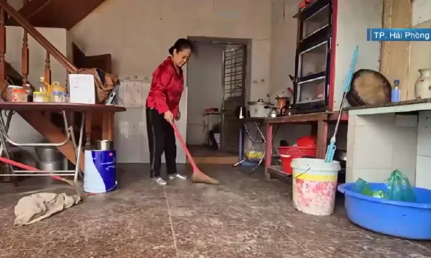 Xe chở đất g&acirc;y bụi bặm, mất an to&agrave;n giao th&ocirc;ng- Ảnh 1.