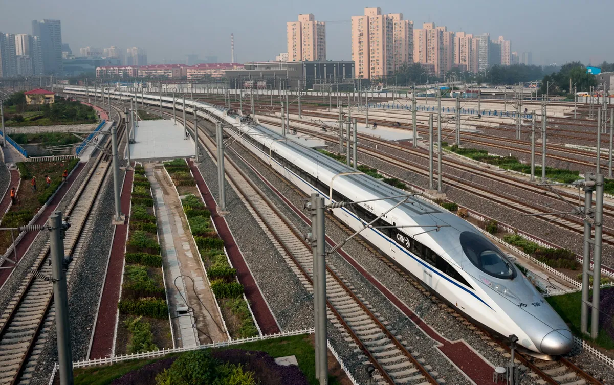 Trung Quốc vận h&agrave;nh tuyến đường sắt cao tốc mới, củng cố vị thế dẫn đầu to&agrave;n cầu - Ảnh 1.