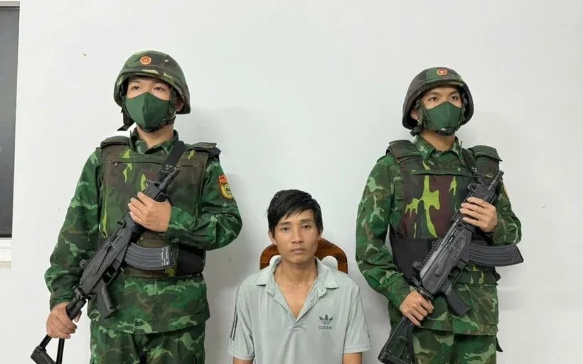 Đối tượng Phạm Huỳnh Giỏi bị bắt giữ tại Đồn Biên phòng Ninh Điền vì hành vi tổ chức cho người khác xuất cảnh trái phép. (Ảnh: TTXVN phát)