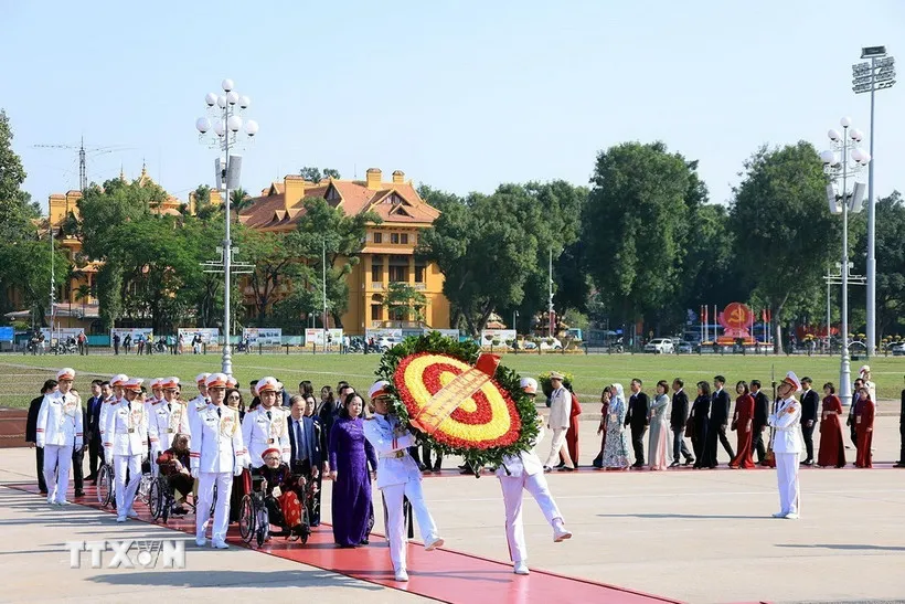 Đo&agrave;n đại biểu dự Đại hội Thi đua y&ecirc;u nước to&agrave;n quốc v&agrave;o Lăng viếng B&aacute;c - Ảnh 1.