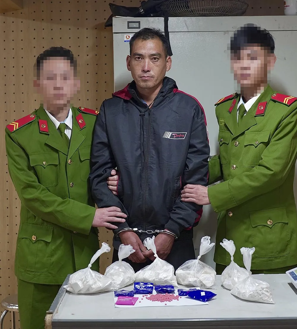 Sơn La: Bắt giữ đối tượng mua b&aacute;n tr&aacute;i ph&eacute;p ma t&uacute;y, thu giữ 6 b&aacute;nh heroin v&agrave; s&uacute;ng- Ảnh 1.