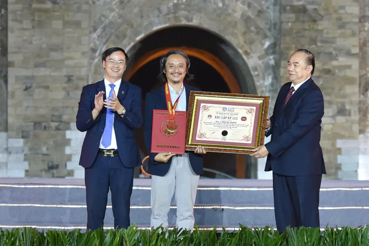 Bộ tranh li&ecirc;n ho&agrave;n &ldquo;Ch&agrave;o Việt Nam &ndash; Qu&ecirc; hương t&ocirc;i&rdquo; đ&oacute;n nhận kỷ lục Việt Nam - Ảnh 1.