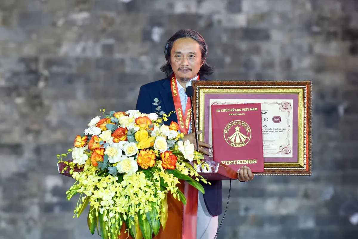 Bộ tranh li&ecirc;n ho&agrave;n &ldquo;Ch&agrave;o Việt Nam &ndash; Qu&ecirc; hương t&ocirc;i&rdquo; đ&oacute;n nhận kỷ lục Việt Nam - Ảnh 2.