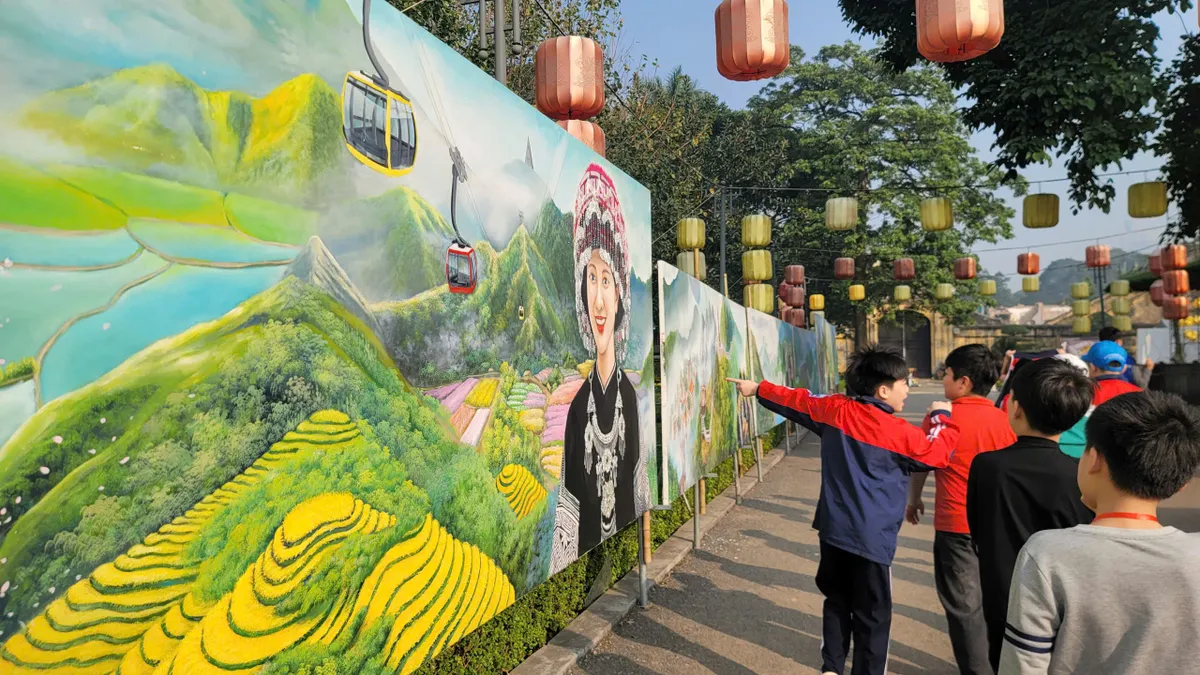 Bộ tranh li&ecirc;n ho&agrave;n &ldquo;Ch&agrave;o Việt Nam &ndash; Qu&ecirc; hương t&ocirc;i&rdquo; đ&oacute;n nhận kỷ lục Việt Nam - Ảnh 3.