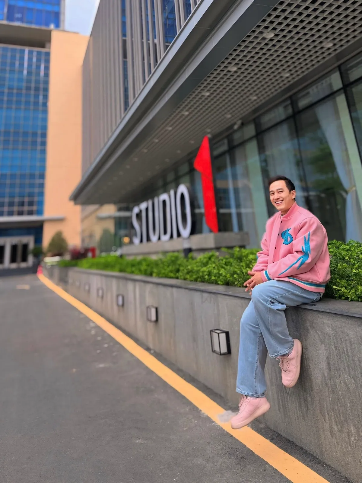 BTV Ho&agrave;i Anh flex hậu trường đi l&agrave;m, MC Th&ugrave;y Linh rạng rỡ sau 1 tuần sinh con - Ảnh 6.