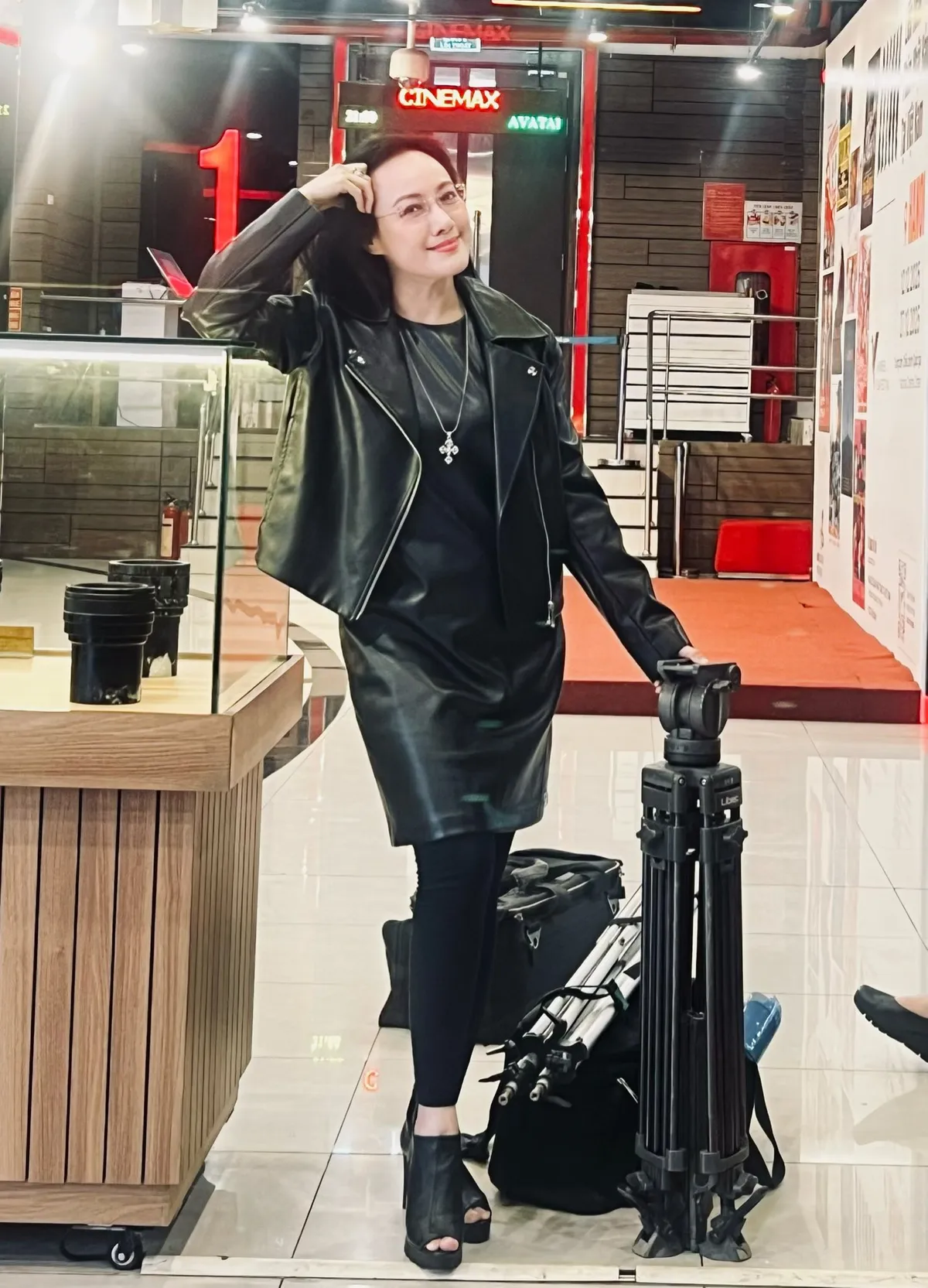 BTV Ho&agrave;i Anh flex hậu trường đi l&agrave;m, MC Th&ugrave;y Linh rạng rỡ sau 1 tuần sinh con - Ảnh 1.