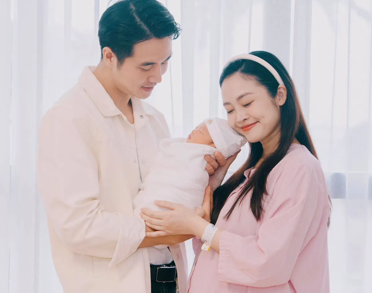 BTV Ho&agrave;i Anh flex hậu trường đi l&agrave;m, MC Th&ugrave;y Linh rạng rỡ sau 1 tuần sinh con - Ảnh 2.