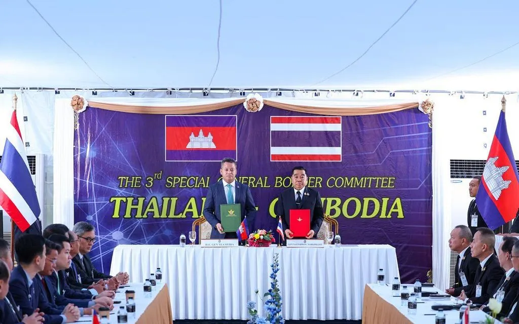 Đại diện Thái Lan và Campuchia ký kết thỏa thuận ngừng bắn ngay lập tức vào sáng 27/12/2025 (Ảnh: AP)