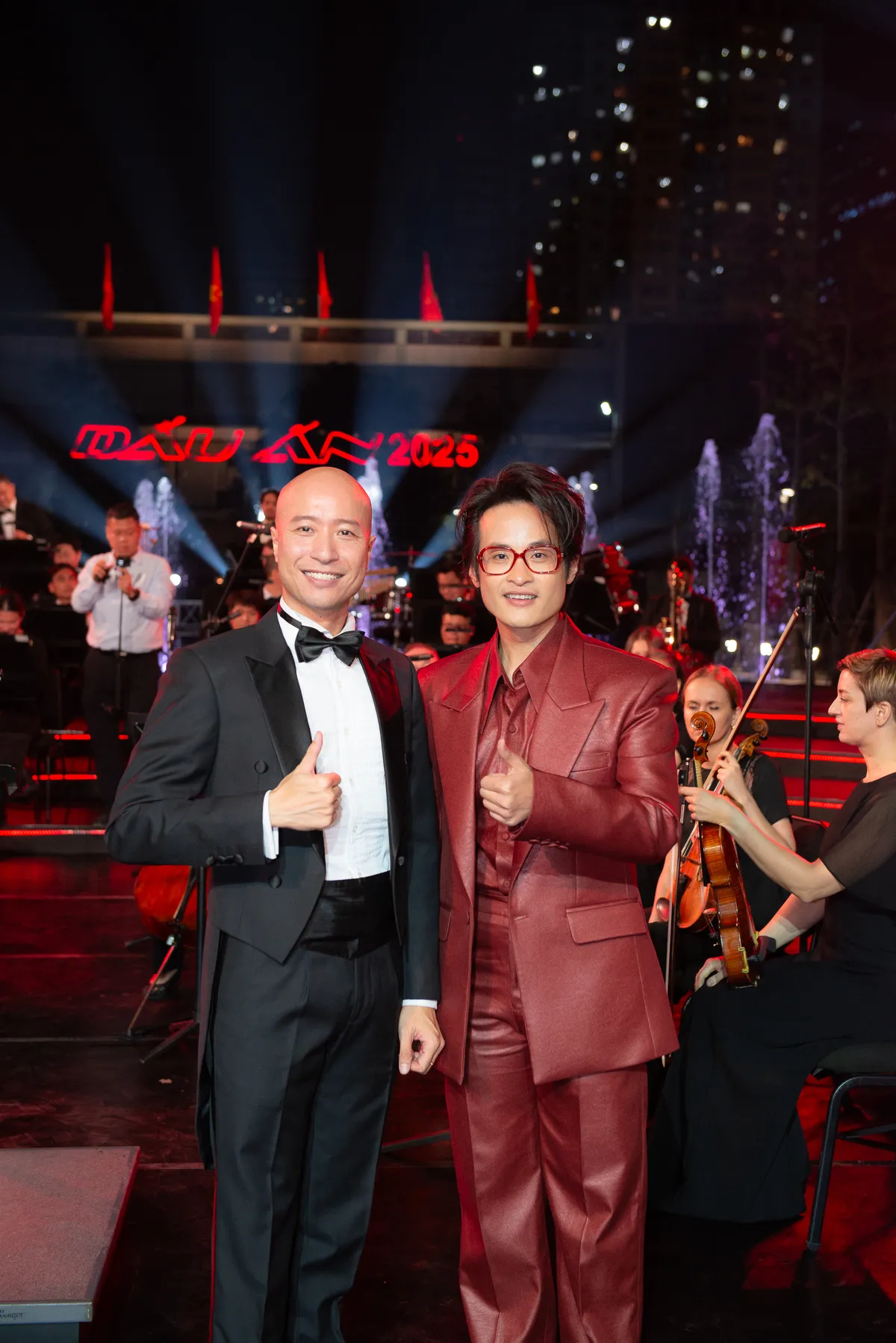 Hà Anh Tuấn và nhạc trưởng Đồng Quang Vinh "mềm hóa" chính luận bằng âm nhạc trong Dấu ấn 2025 - Ảnh 10.