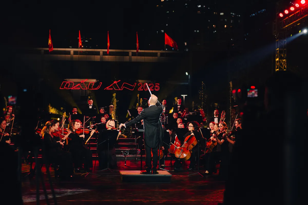 Hà Anh Tuấn và nhạc trưởng Đồng Quang Vinh "mềm hóa" chính luận bằng âm nhạc trong Dấu ấn 2025 - Ảnh 3.