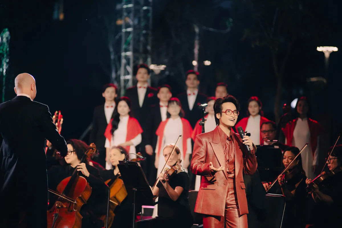 Hà Anh Tuấn và nhạc trưởng Đồng Quang Vinh "mềm hóa" chính luận bằng âm nhạc trong Dấu ấn 2025 - Ảnh 4.