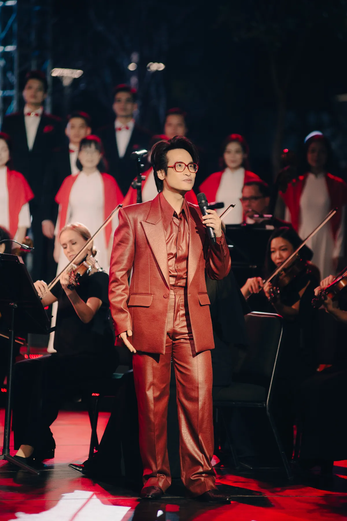 Hà Anh Tuấn và nhạc trưởng Đồng Quang Vinh "mềm hóa" chính luận bằng âm nhạc trong Dấu ấn 2025 - Ảnh 9.