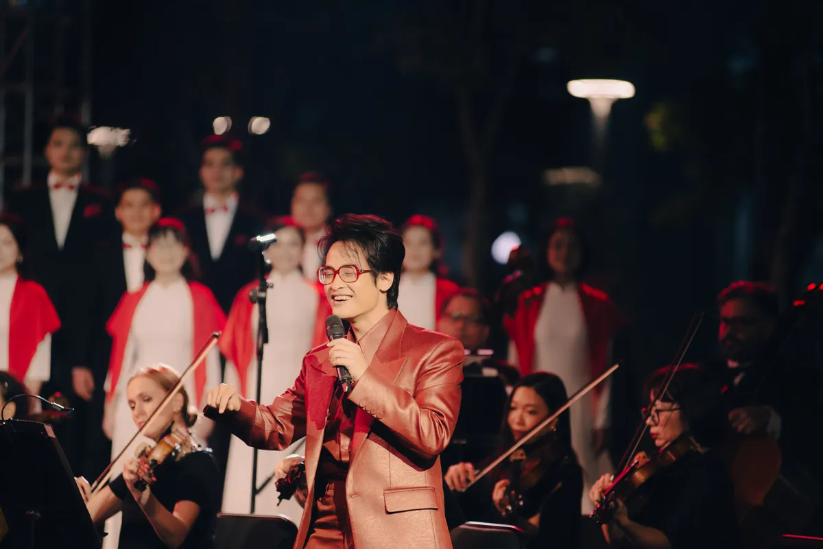 Hà Anh Tuấn và nhạc trưởng Đồng Quang Vinh "mềm hóa" chính luận bằng âm nhạc trong Dấu ấn 2025 - Ảnh 7.