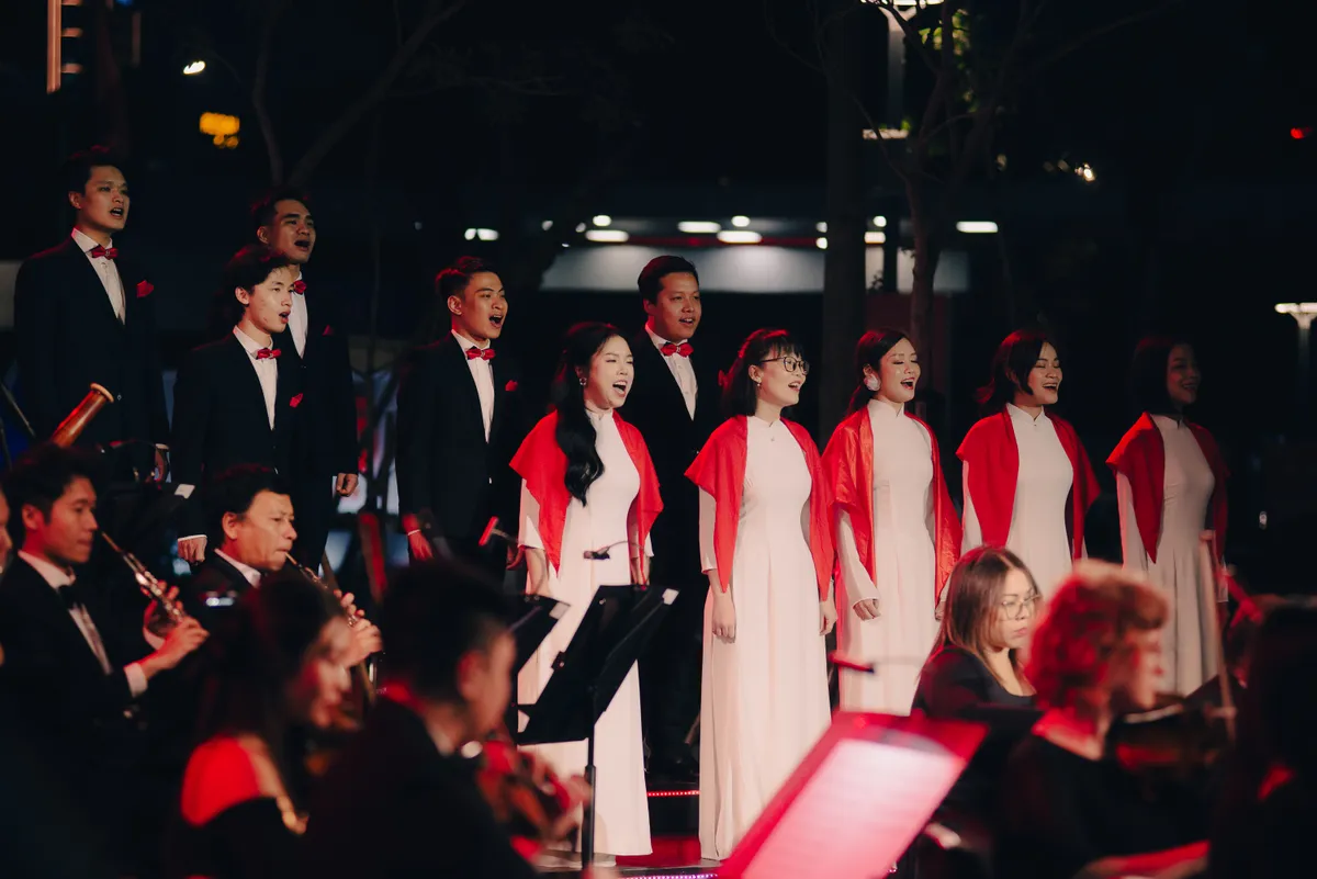 Hà Anh Tuấn và nhạc trưởng Đồng Quang Vinh "mềm hóa" chính luận bằng âm nhạc trong Dấu ấn 2025 - Ảnh 6.