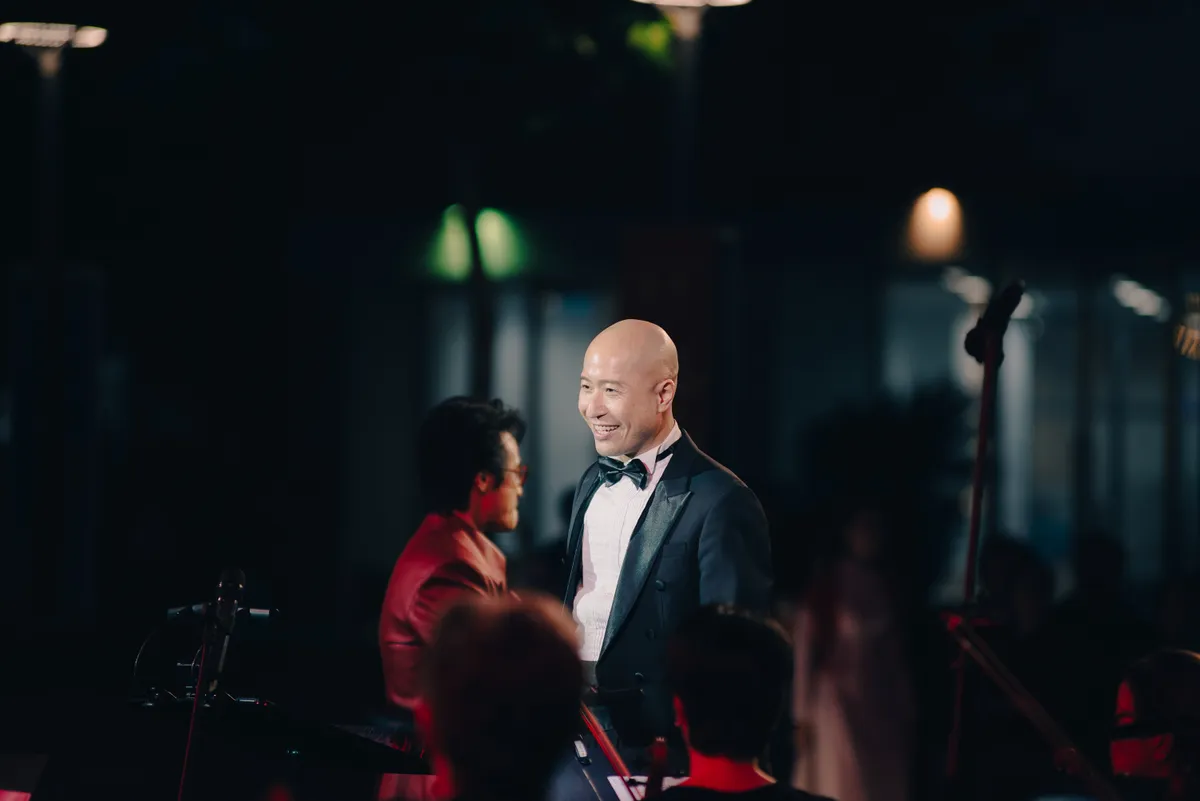 Hà Anh Tuấn và nhạc trưởng Đồng Quang Vinh "mềm hóa" chính luận bằng âm nhạc trong Dấu ấn 2025 - Ảnh 8.