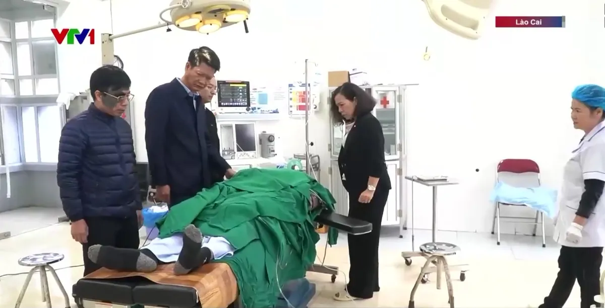 Tập trung cứu chữa c&aacute;c nạn nh&acirc;n trong vụ lật xe chở đo&agrave;n thiện nguyện ở L&agrave;o Cai - Ảnh 3.