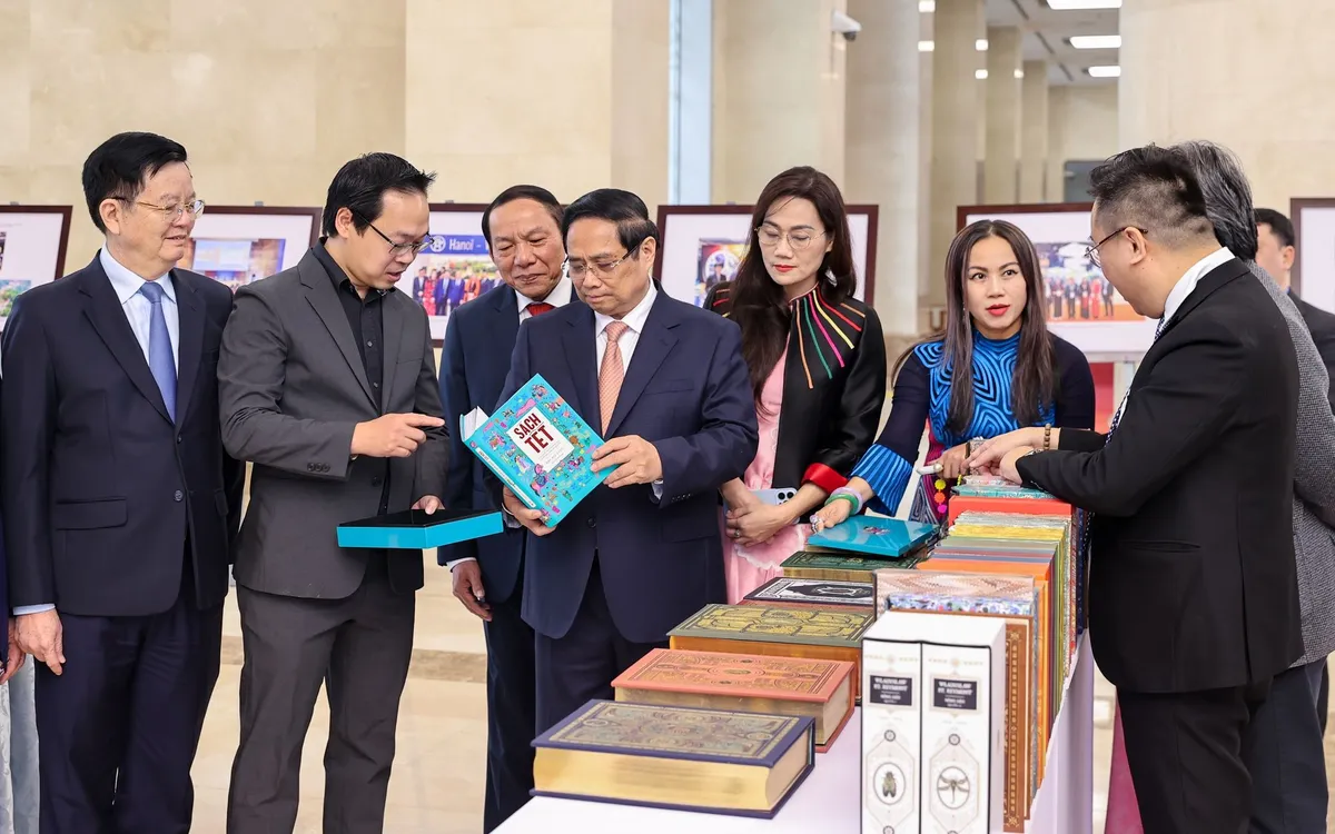 Thủ tướng Phạm Minh Chính, Phó Thủ tướng Mai Văn Chính cùng các đại biểu tham quan trưng bày sản phẩm ngành văn hoá, thể thao và du lịch - Ảnh: VGP/Nhật Bắc