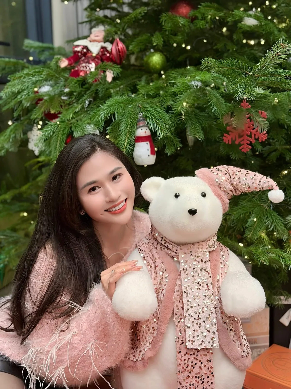 BTV Ho&agrave;i Anh flex hậu trường đi l&agrave;m, MC Th&ugrave;y Linh rạng rỡ sau 1 tuần sinh con - Ảnh 4.