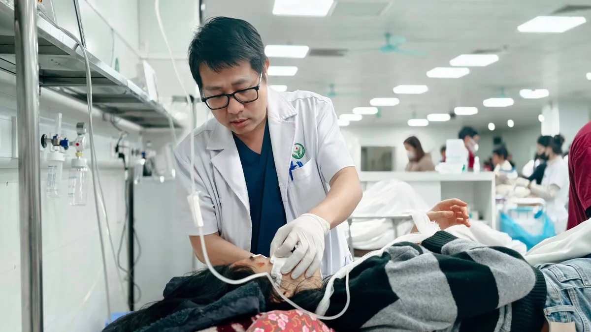 Tiếp nhận cấp cứu c&aacute;c nạn nh&acirc;n vụ lật xe tại L&agrave;o Cai - Ảnh 1.