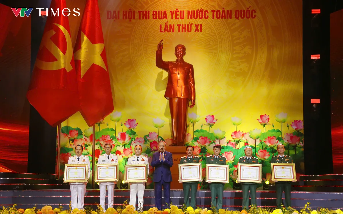 Tổng Bí thư Tô Lâm trao Danh hiệu Anh hùng Lực lượng vũ trang nhân dân. Ảnh: Hải Hưng