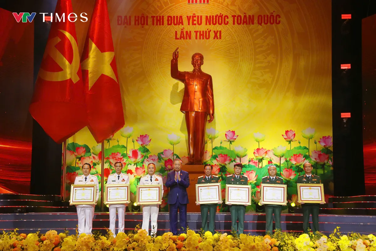 Tổng Bí thư Tô Lâm trao Danh hiệu Anh hùng Lực lượng vũ trang nhân dân cho các tập thể.