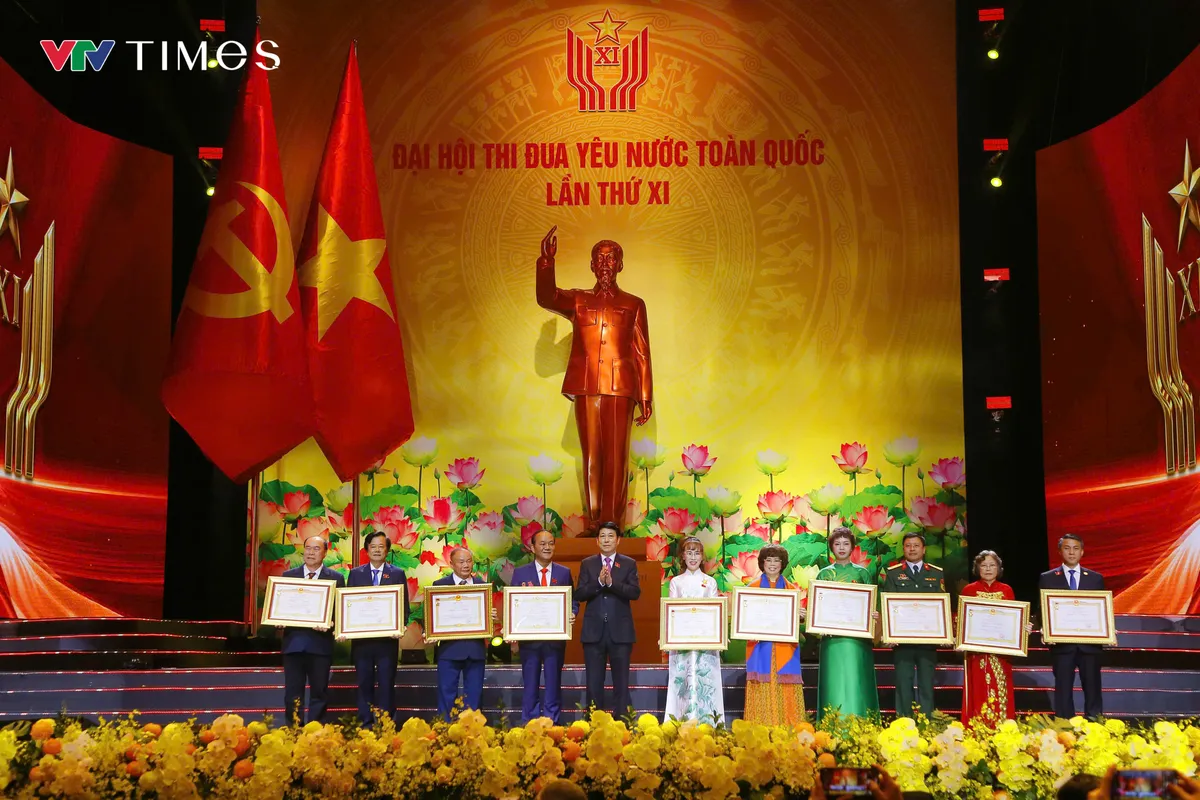 Chủ tịch nước Lương Cường trao danh hiệu Anh hùng Lao động.