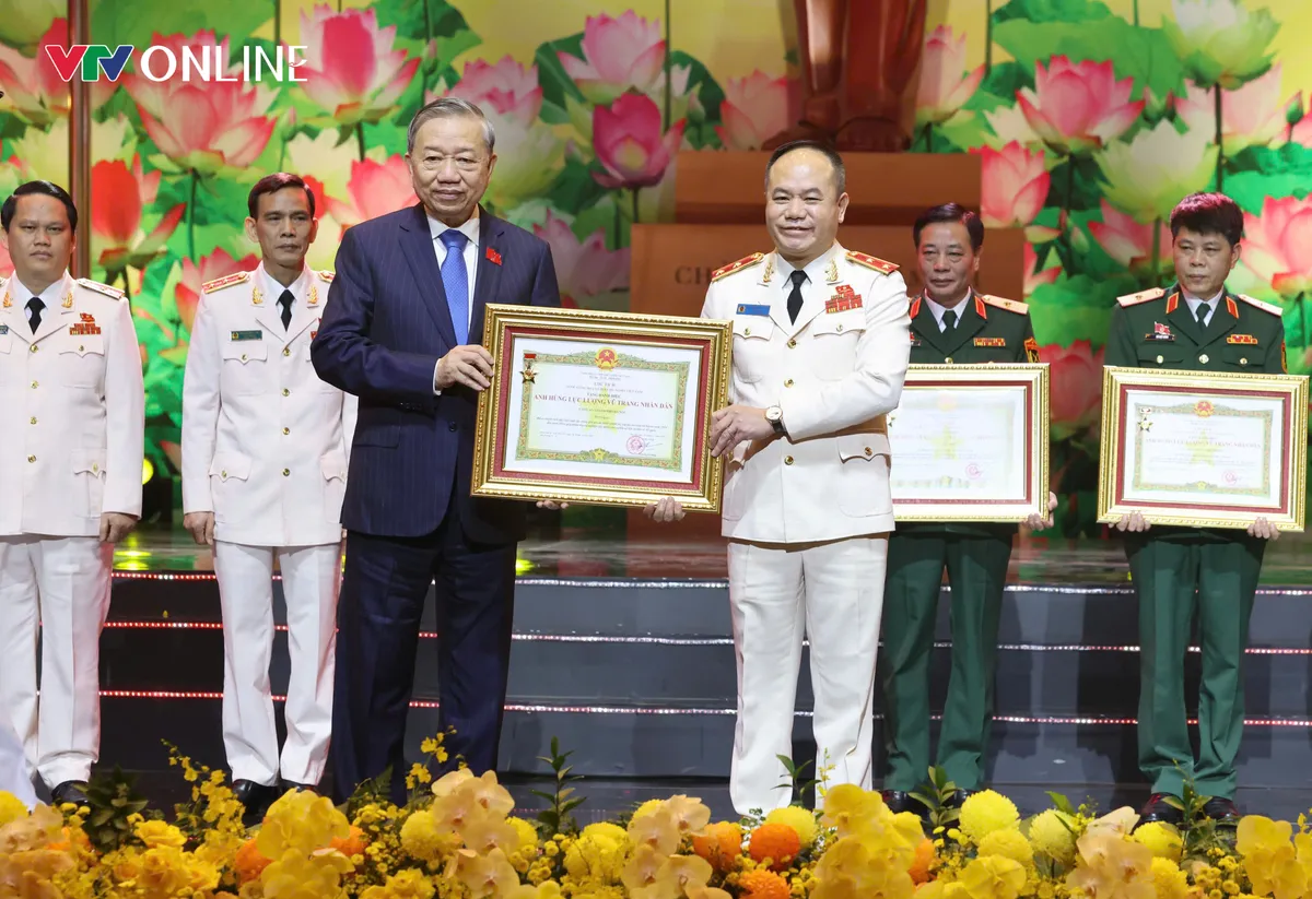 Bộ trưởng Bộ C&ocirc;ng an: Danh hiệu Anh h&ugrave;ng LLVTND lần thứ IV l&agrave; minh chứng cho những cống hiến của C&ocirc;ng an H&agrave; Nội - Ảnh 2.