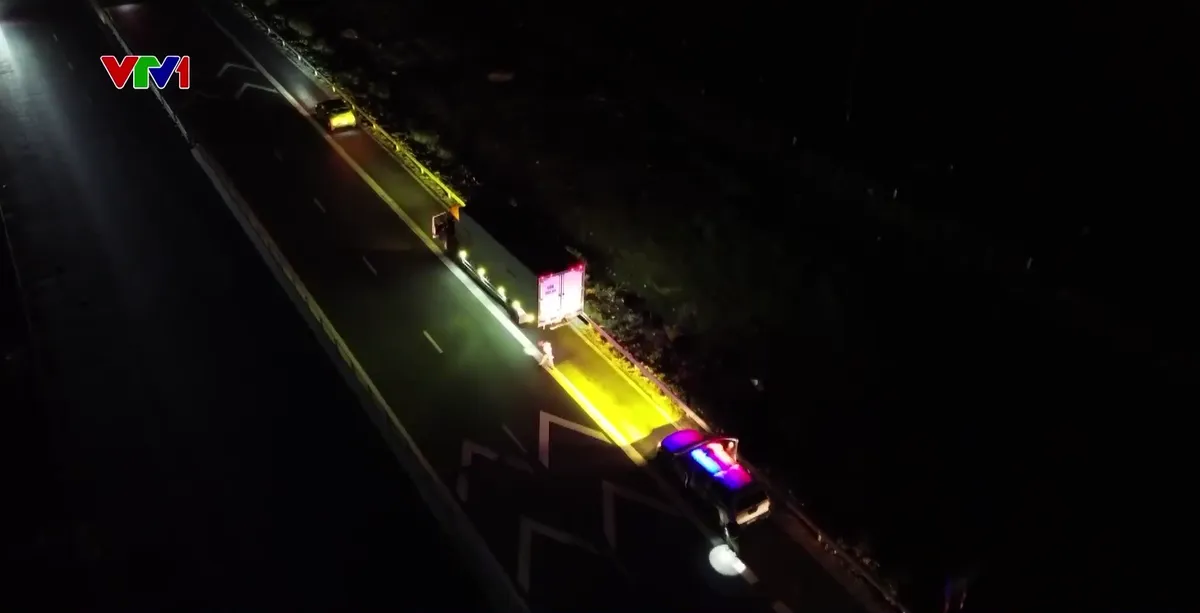 Giữ an toàn trên cao tốc 2 làn xe - Ảnh 2.